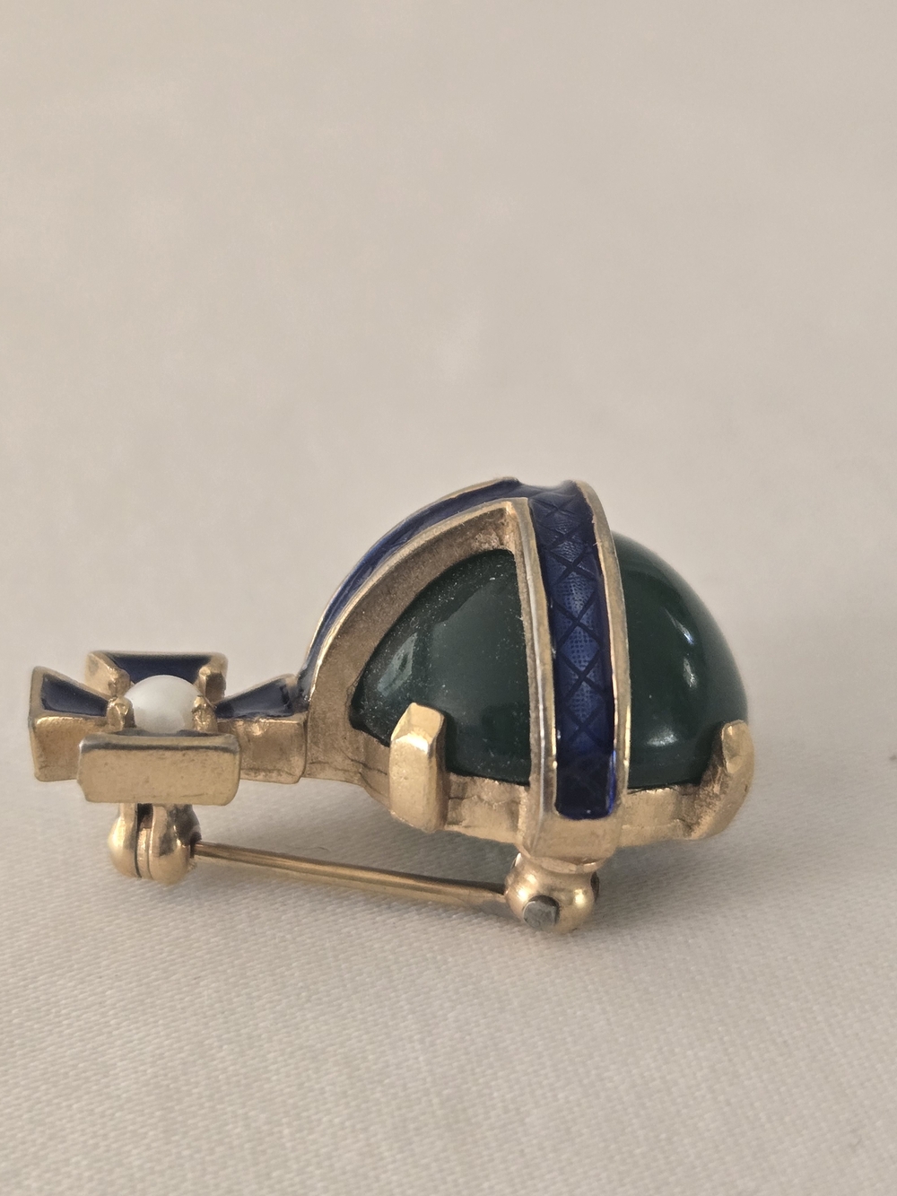 Vintage Trifari Royal Orb Brooch with Faux Pearl & Green Lucite Orb - Picture 5 of 12